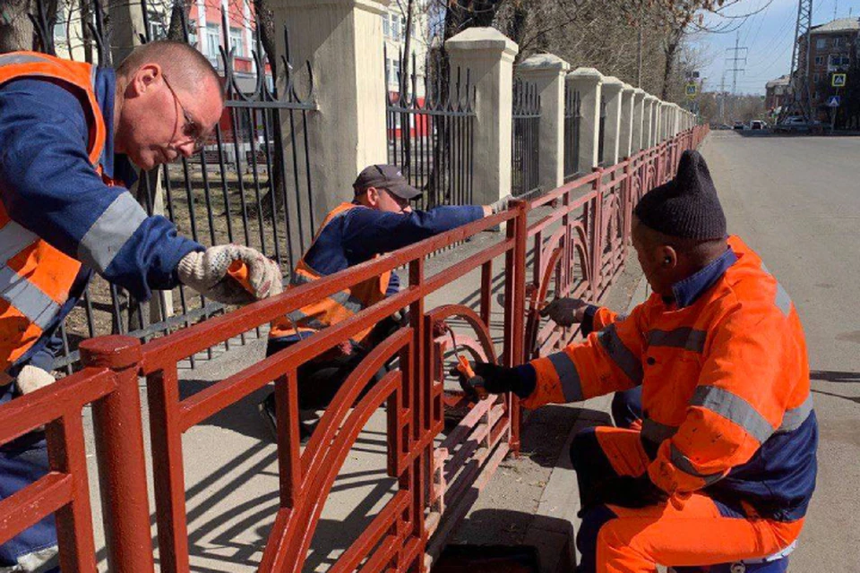 В Иркутске продолжают подготовку к лету даже в праздничные дни