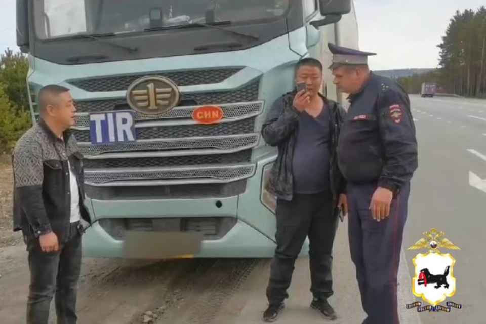 В Шелехове водителям из Китая полицейский показал дорогу в Москву