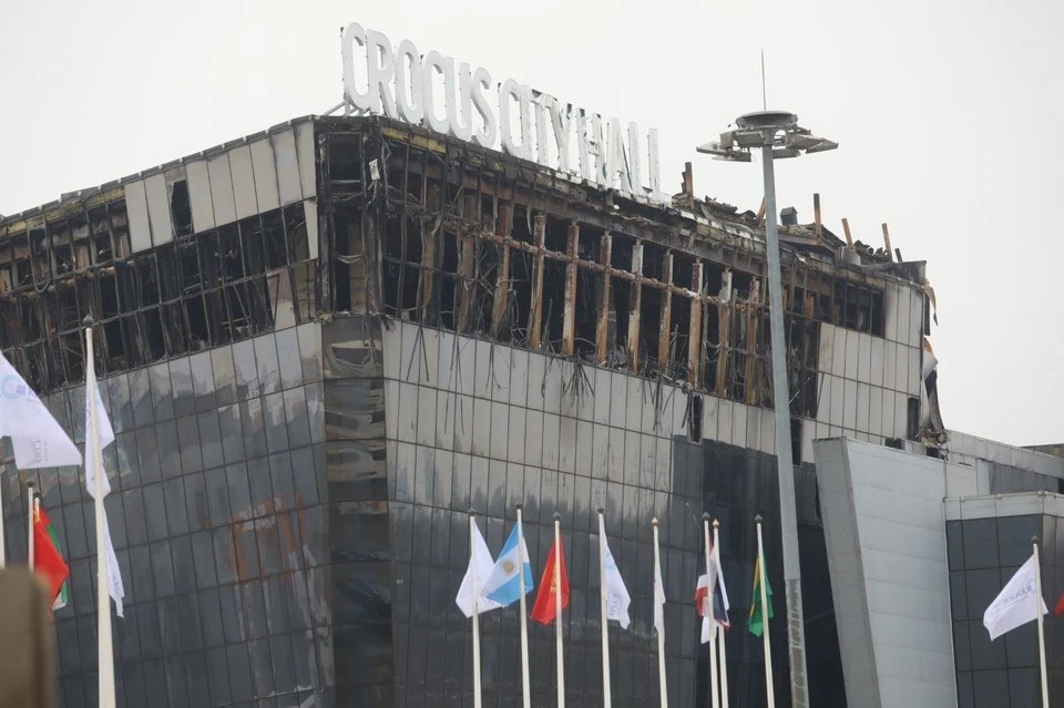 Около "Крокуса" появился стихийный мемориал спустя 40 дней после теракта