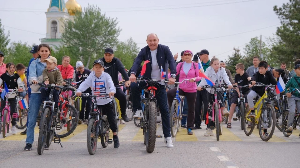 Жители Приволжского района вышли на велопробег, украсив свои велосипеды символикой РФ, а также георгиевскими ленточками