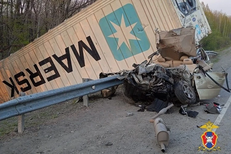 Тело последней жертвы нашли под грузовиком: автокатастрофа унесла жизни четверых человек в Хабаровском крае