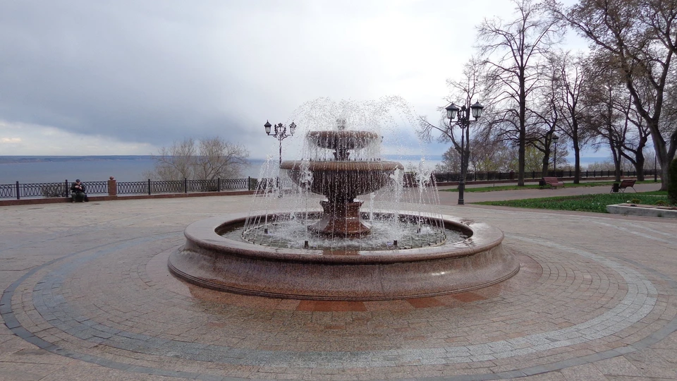 Жителей Ульяновска просят не бросать в городские фонтаны ветки и мусор. Фото КП Ульяновск