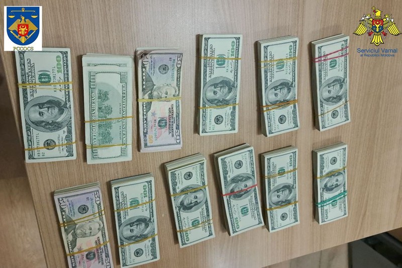 В тайнике автобуса везли более 100 тысяч долларов. Фото: Таможенная Служба РМ