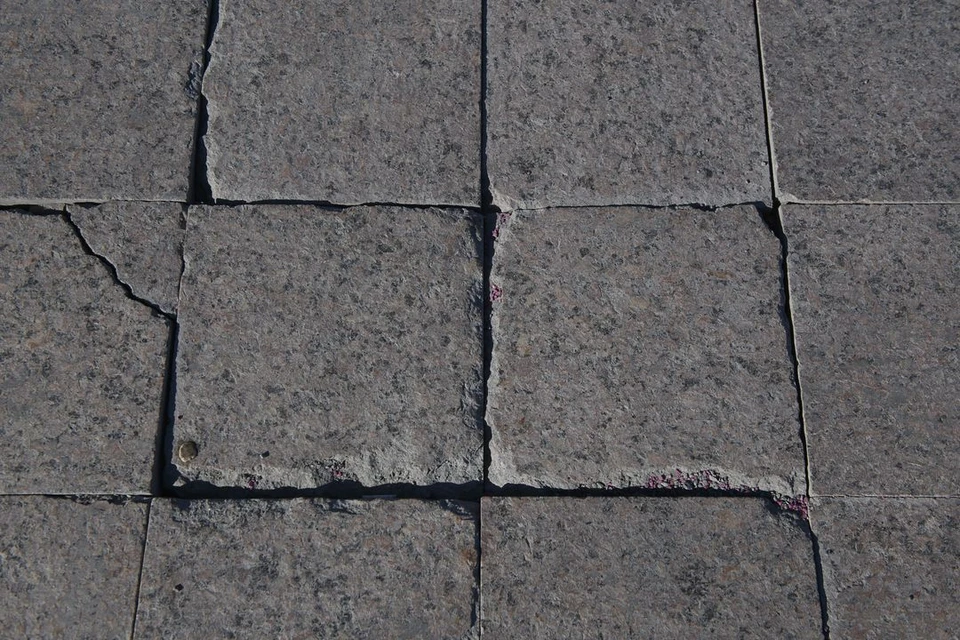 В Новосибирске по гарантии заменят тротуарную плитку.