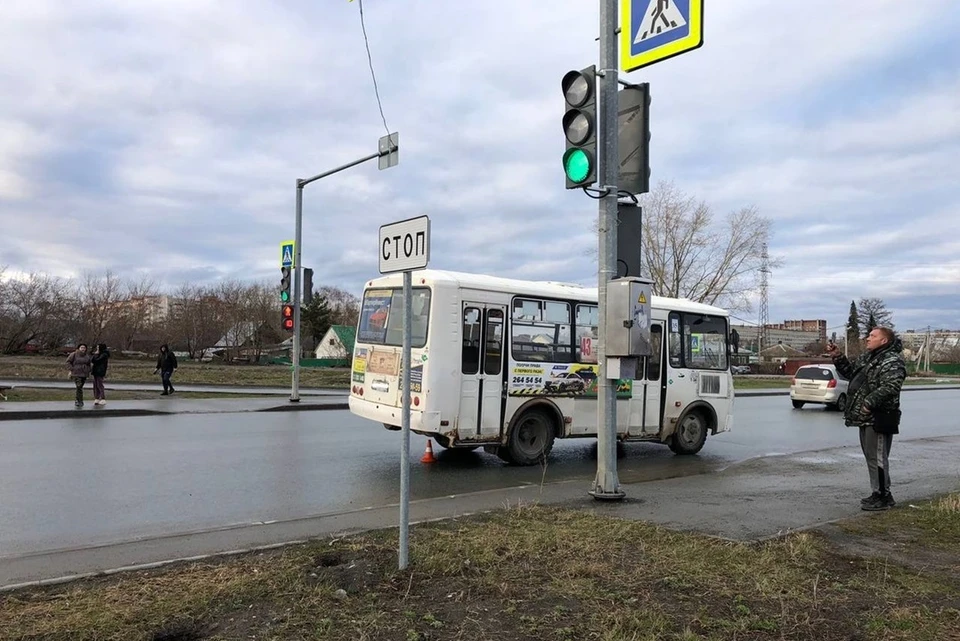 Автобус наехал на пешеходов на улице Титова. Фото: Госавтоинспекция Новосибирска
