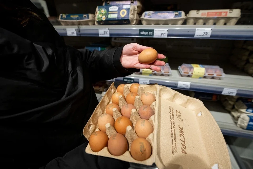 В магазинах Петербурга сложно найти чистые яйца.