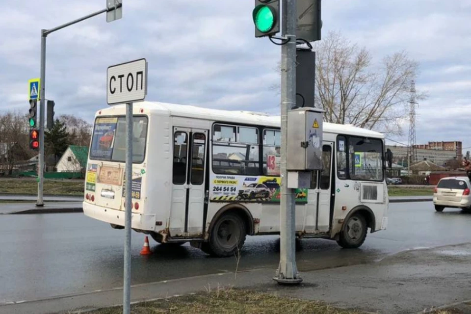 Автобус проехал на красный сигнал светофора. Фото: ГИБДД по Новосибирску