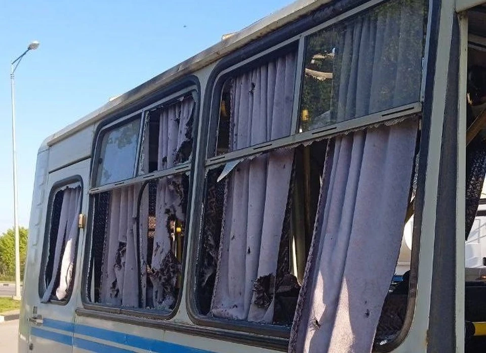 В момент атаки в автобусе находились два пассажира и водитель.