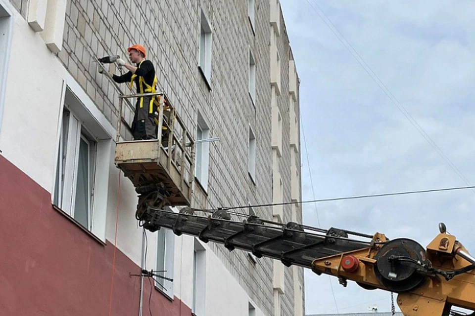 Подсветку уже устанавливают на фасадах зданий госархива. Фото: kirovreg.ru