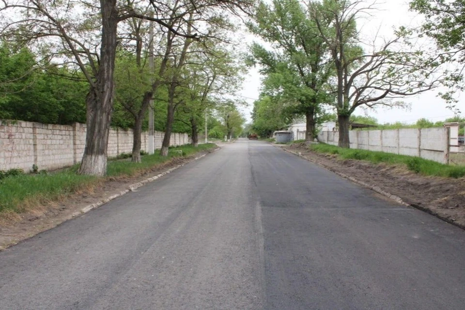Специалисты завершили ремонт дороги на улице Набережной в Комсомольском. Фото: Минтранс ДНР