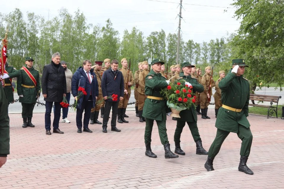 В Ульяновске прошло возложение цветов к монументу «Журавли». ФОТО: тг-канал Александра Болдакина