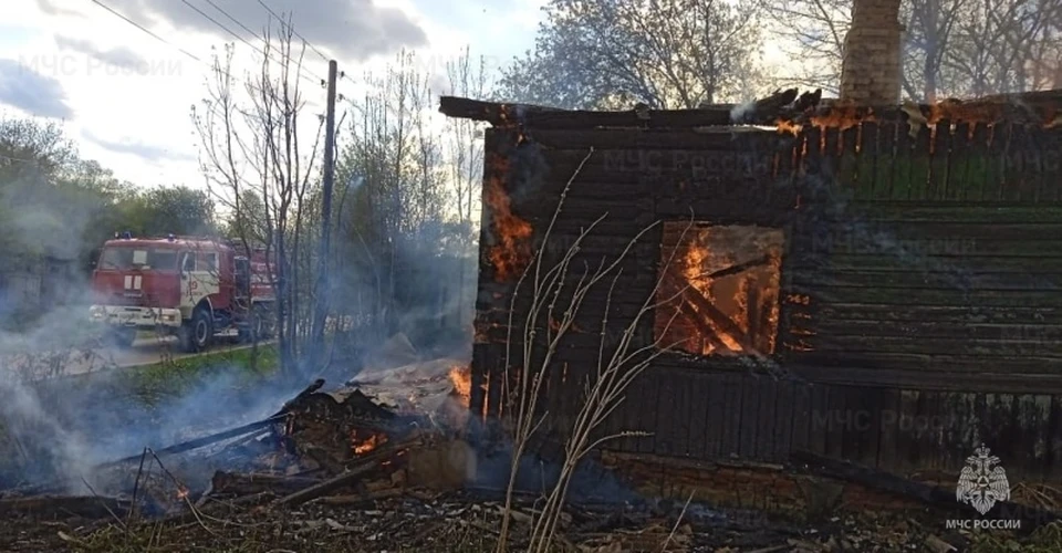 В Мещовском районе сгорел нежилой дом