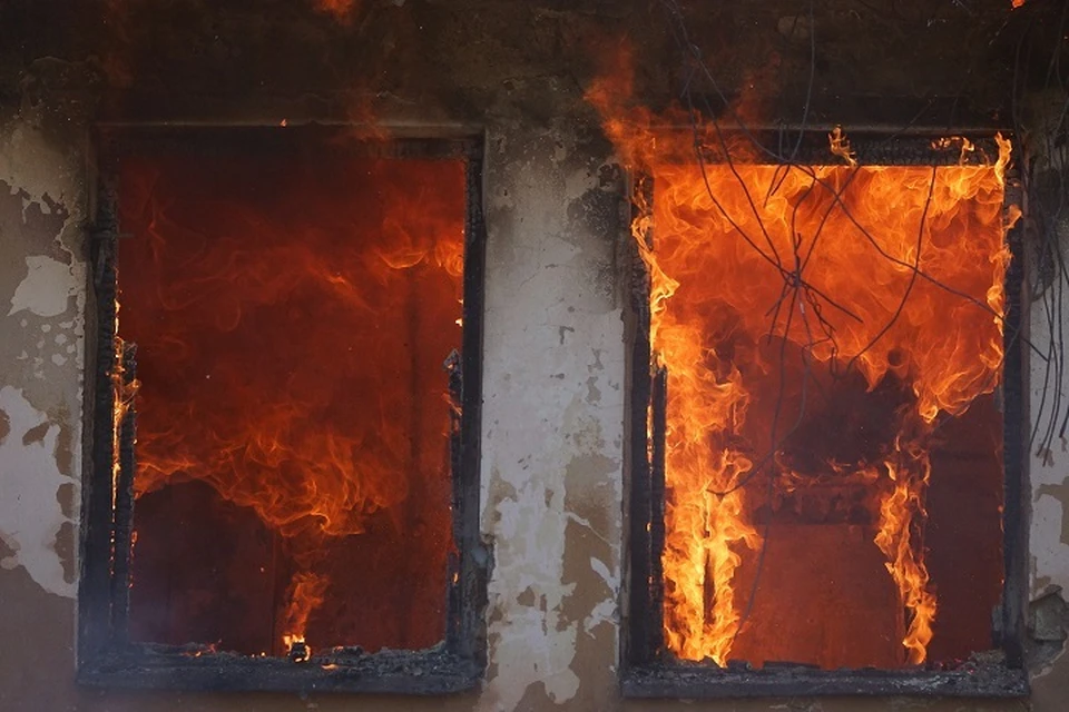 Следком устанавливает обстоятельства смерти мужчины при пожаре в Комсомольске
