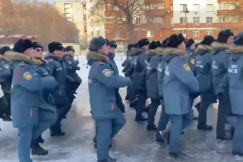 В Новосибирске в военном параде впервые примет участие женский расчет МЧС. Фото: стоп-кадр