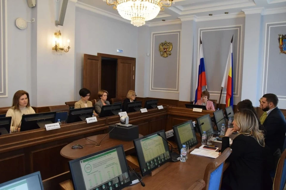 С 2021 по 2023 годы большая часть показателей реализации программы повышения финансовой грамотности стабильно перевыполнялась.
