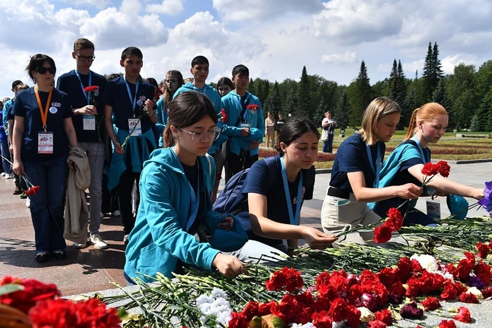 Церемония возложения цветов к памятному знаку прошла в Комсомольске