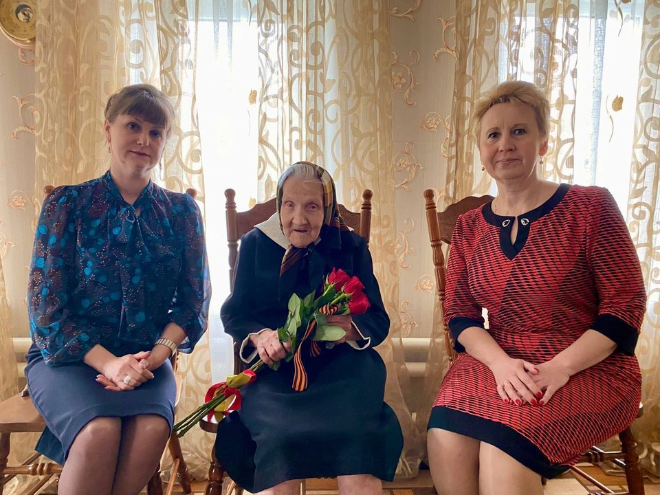 Ульяновские медики навестили накануне Дня Победы 95-летнюю труженицу тыла и ветерана Лидию Макарову. ФОТО: минздрав УО