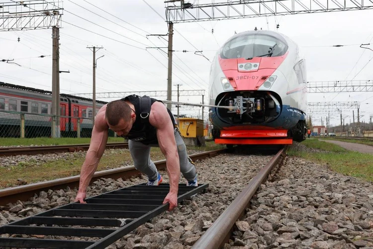 Спортсмен из Петербурга установил мировой рекорд, отбуксировав 650-тонный «Сапсан»