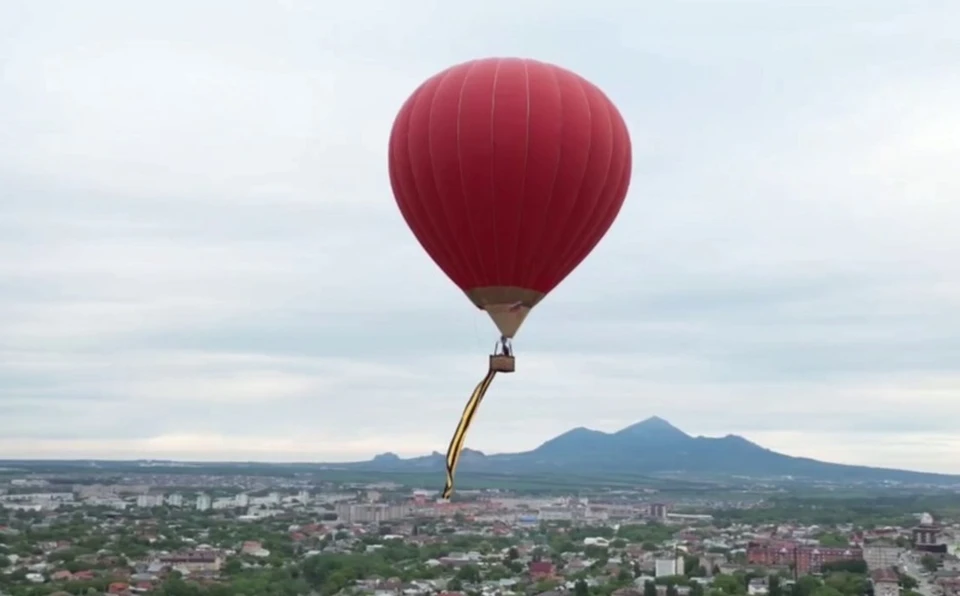 Пилоты рискнули и подняли шар в воздух. Фото: стоп-кадр видео из тг-канала главы округа