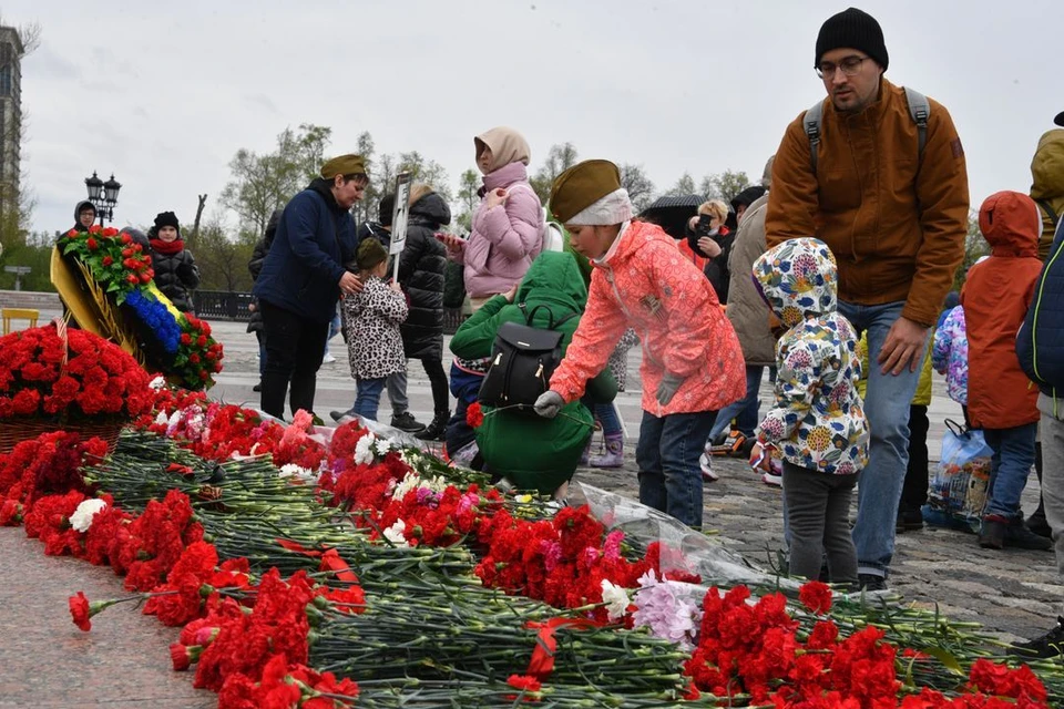 В Новосибирск перед Днем Победы привезли полмиллиона гвоздик.