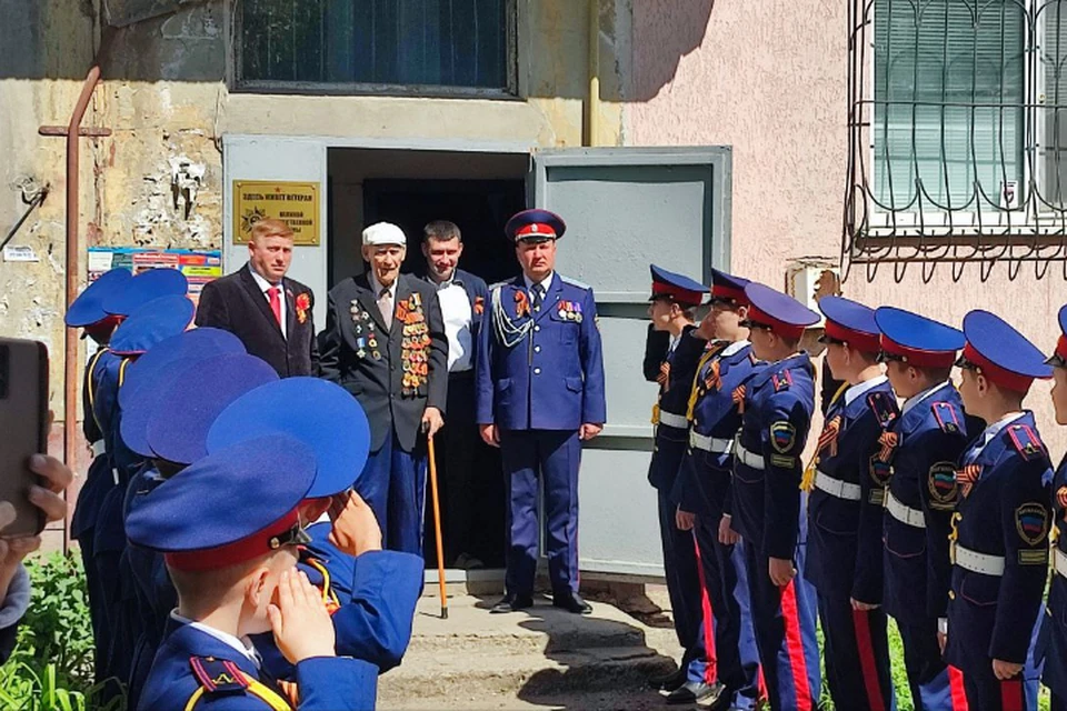 Курсанты из кадетского корпуса пришли поздравить Ивана Федоровича Оленина