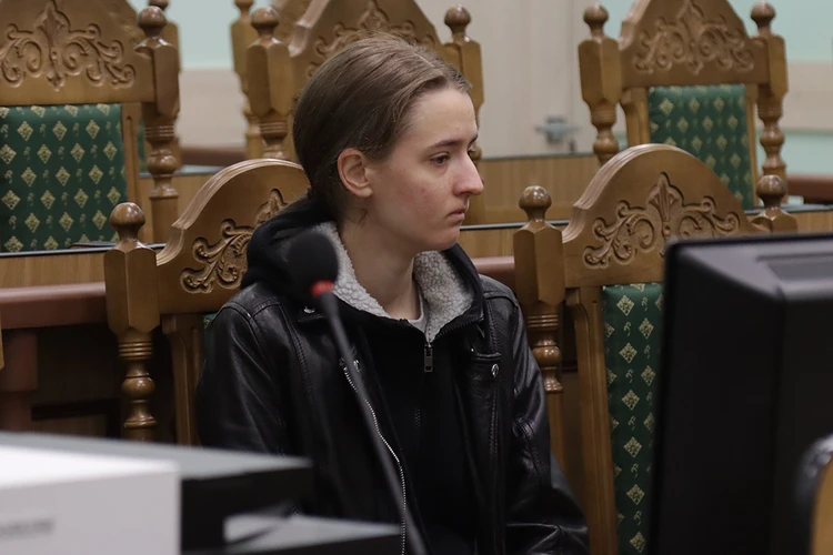 Увезли на машине с московскими номерами: С кем будет жить Алиса Мартынова после приговора матери, которая пыталась ее убить 16 лет назад