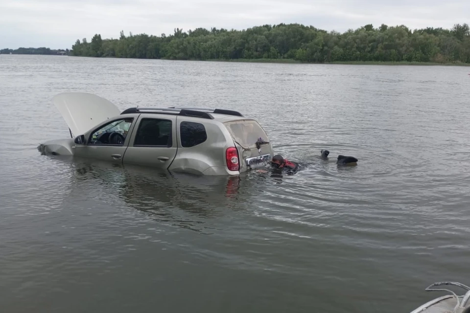 Под Ростовом спасатели помогли пенсионеру, который оказался на машине в воде. Фото: областная служба спасения на воде