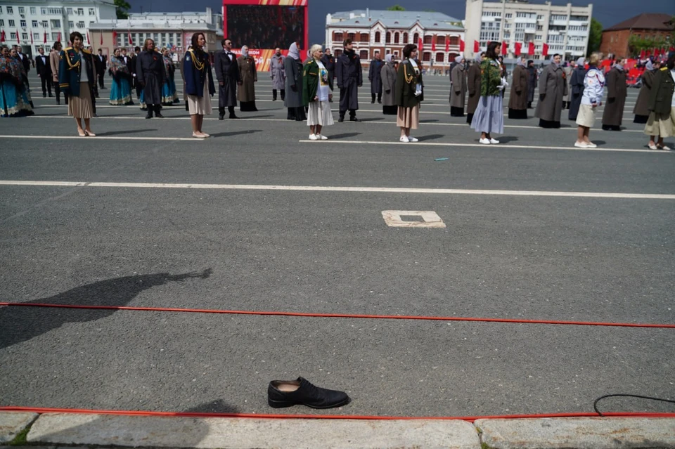 "Туфелька Золушки" осталась лежать на площади Куйбышева после прохождения парадных расчетов