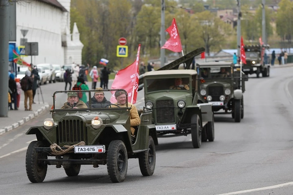 Утром в День Победы по улицам Ярославля прошла военная техника.