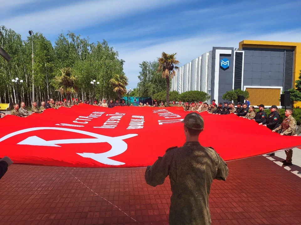 Огромное Знамя Победы развернули в Мелитополе