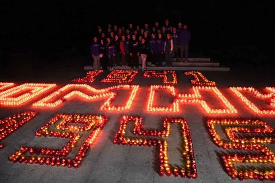 Активисты из трех тысяч свечей выложили надпись «1941-1945, помним»