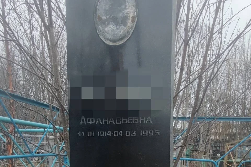 Вандалы испортили таблички на памятниках и нанесли другой урон. Фото: vk.com/strojka_kolski_rajon