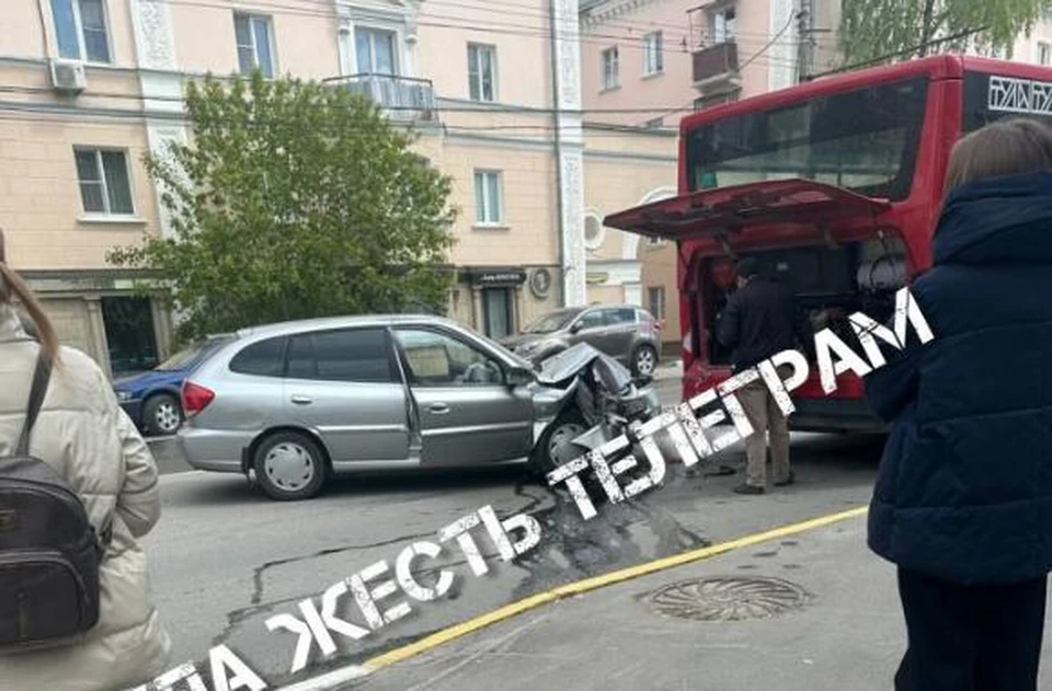 На улице Первомайской в Туле автоледи на Kia въехала в автобус. Фото: «Тула. Жесть».