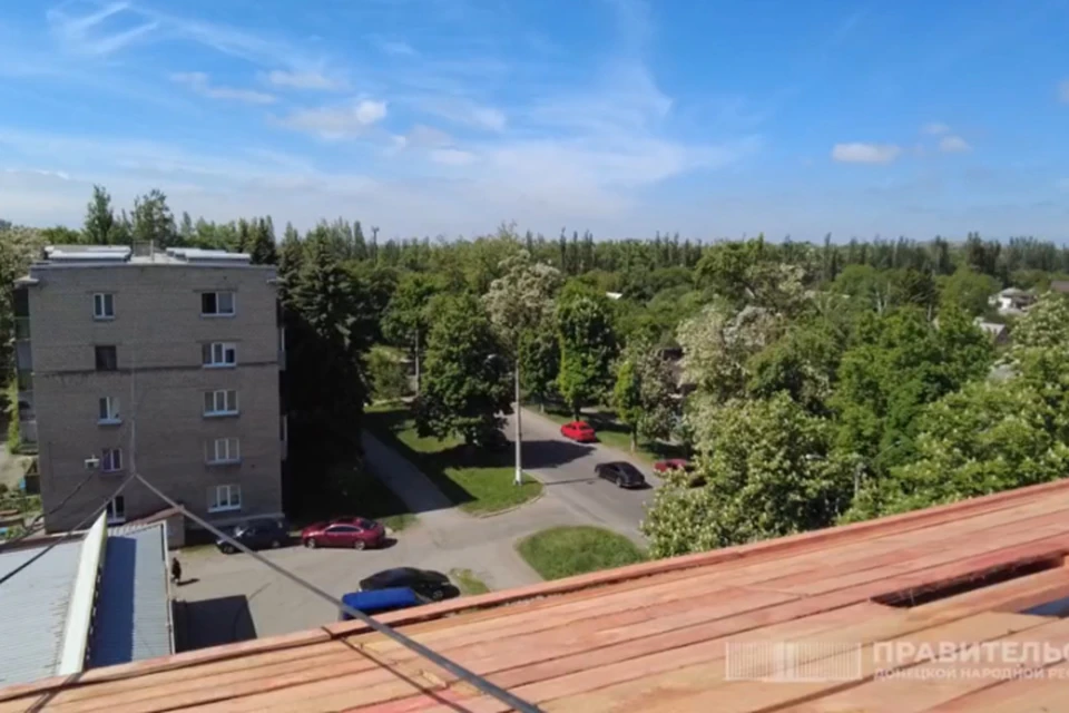 В Харцызске ремонтируют крыши. Фото: скриншот видео / ТГ-канал председателя Правительства ДНР Евгения Солнцева