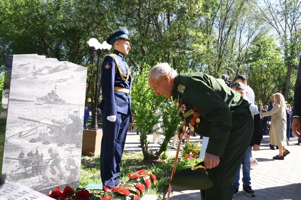 Ветеран поклонился памятнику павшим за Сталинград бойцам