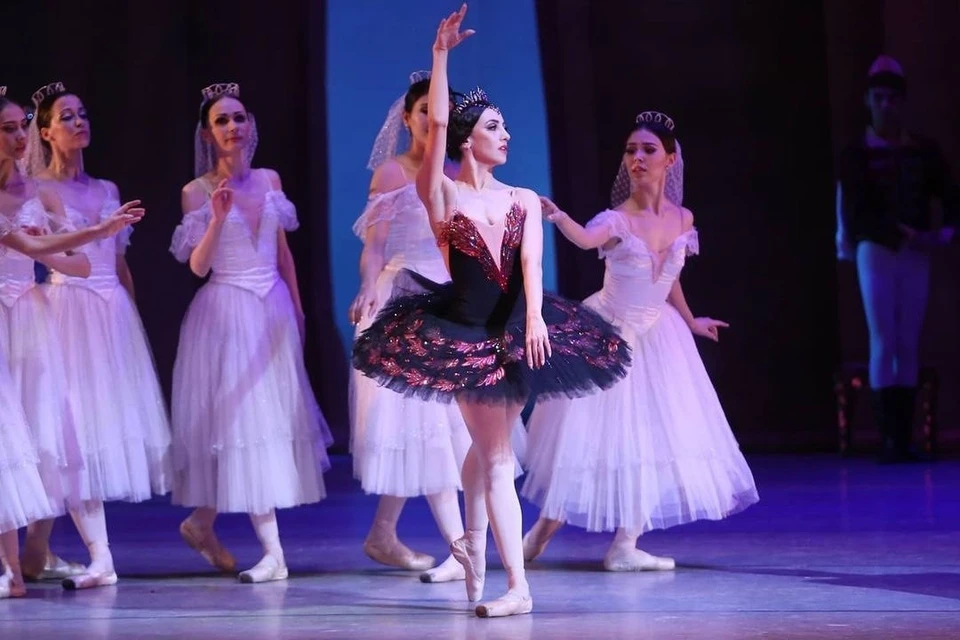 Государственный академический театр танца Республики Казахстан основателем которого является мэтр мирового балетного искусства Булат Аюханов представит балет в 2-х действиях «ЛЕБЕДИНОЕ ОЗЕРО».