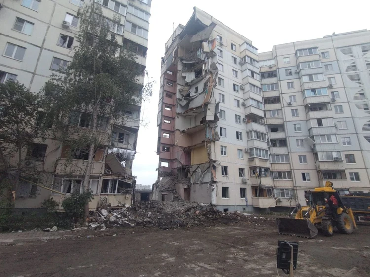 Обрушение подъезда дома в Белгороде после обстрела - под завалами могут быть люди