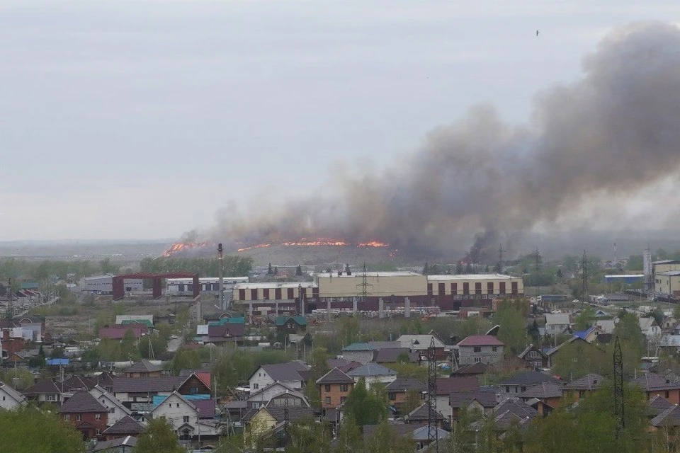 Пожар начался в шестом часу вечера. Фото: Евгений МАКАРОВ.