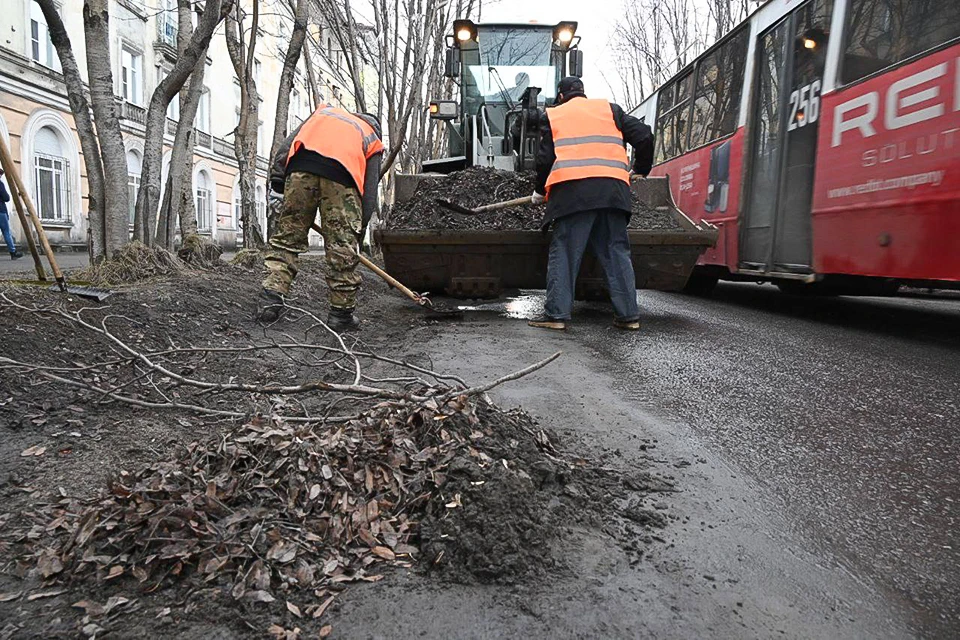 Мурманск продолжают убирать после зимы, главная задача - очистить город от мусора и песка. Фото: Администрация города Мурманска