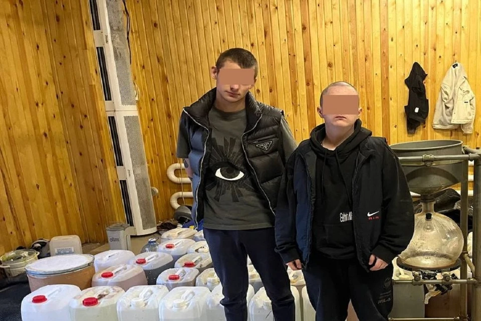 В Новосибирске задержали граждан Латвии, оборудовавших нарколабораторию в гараже. Фото: УФСБ по НСО.