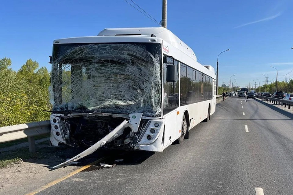 Водитель автобуса не справился с управлением и устроил массовое ДТП на выезде из Самары