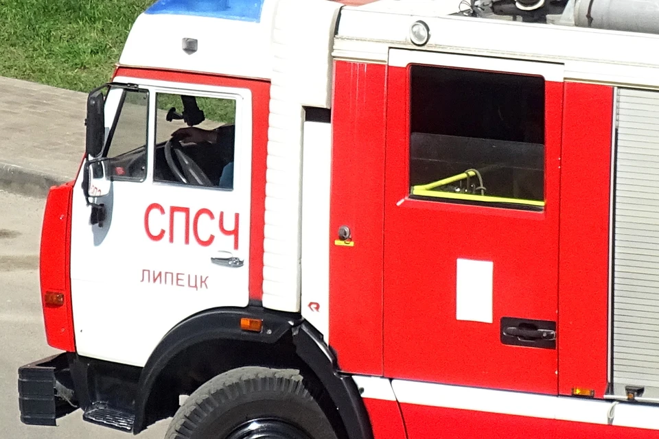5 человек эвакуировали пожарные из горящего дома в центре Липецке