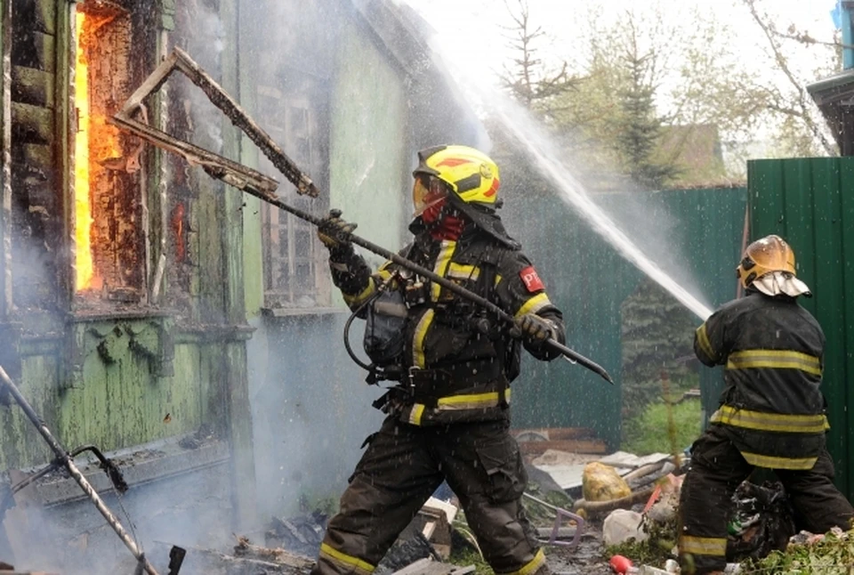 В Ростове 26 спасателей тушили квартиру в многоэтажке в Суворовском
