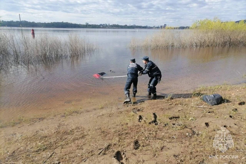 Спасатели достали тело мужчины из Оки в Нижнем Новгороде.