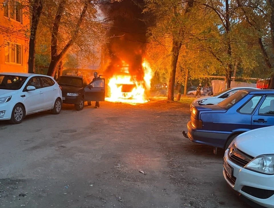 Машина загорелась во время движения. Фото: Telegram-канал "Самара с огоньком"