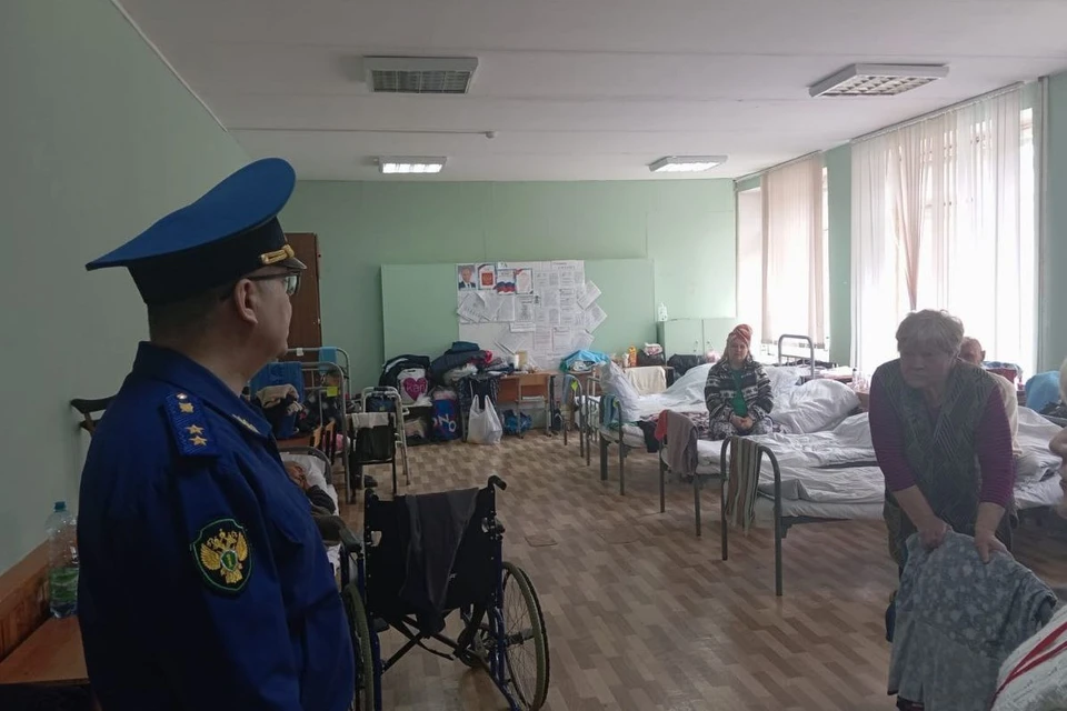 Прокурор побывал в ПВР в школе № 13 города, проверил организацию питания и быта, санитарные условия. Фото: прокуратура Оренбургской области