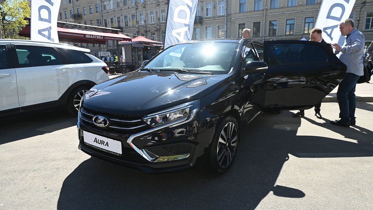 Бизнес-седан Lada Vesta Aura, на котором собираются возить гостей ПМЭФ-24,  показали на транспортном фестивале в Петербурге - KP.RU