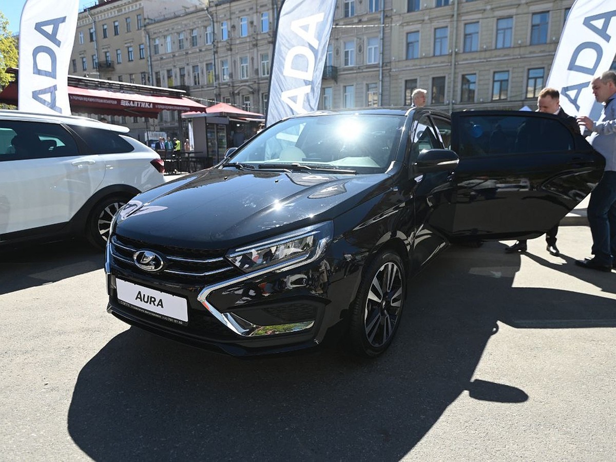 Бизнес-седан Lada Vesta Aura, на котором собираются возить гостей ПМЭФ-24,  показали на транспортном фестивале в Петербурге - KP.RU