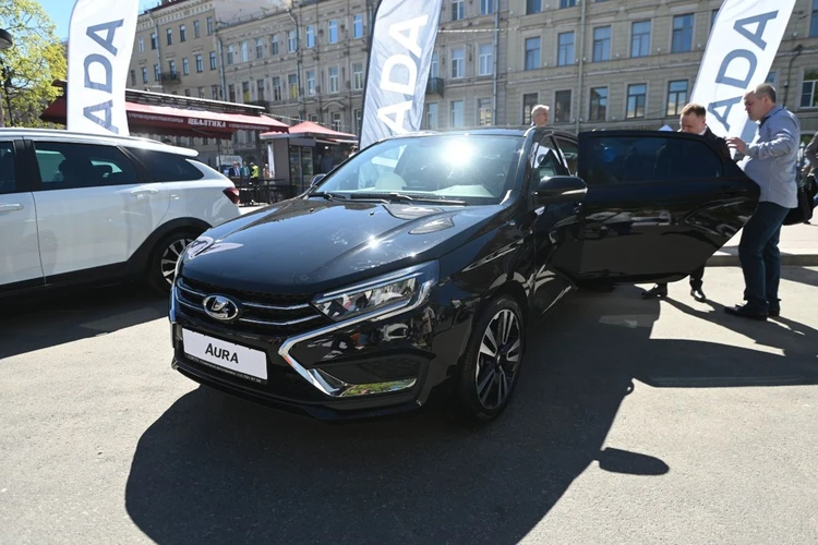 Бизнес-седан Lada Vesta Aura, на котором собираются возить гостей ПМЭФ-24, показали на транспортном фестивале в Петербурге