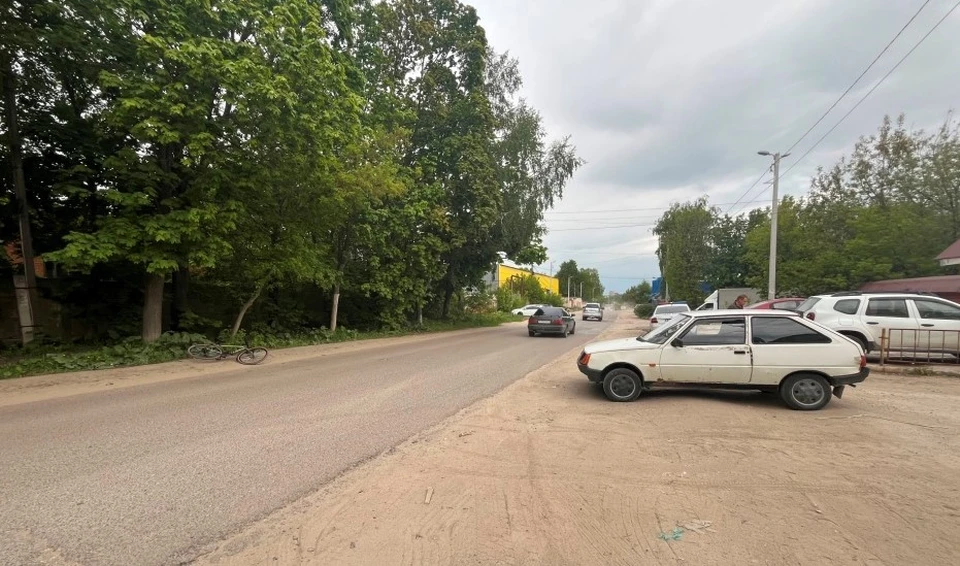 В Туле на Ханинском проезде водитель автомобиля «ЗАЗ» без прав сбил 41-летнего велосипедиста